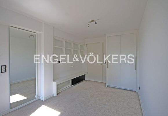 Büro/Gästezimmer mit Einbauten und Wandspiegel