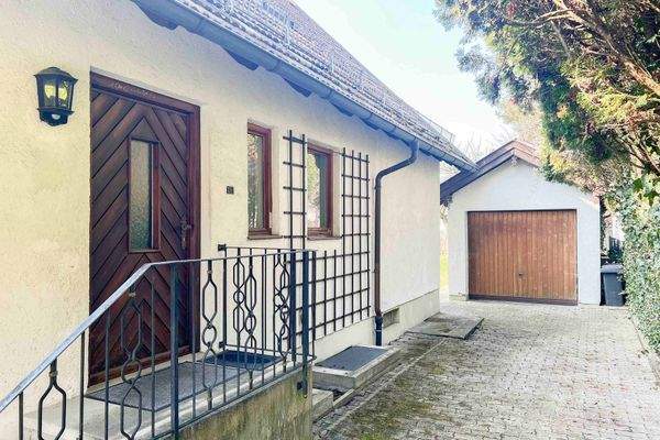 Hauseingang & Garagenzufahrt