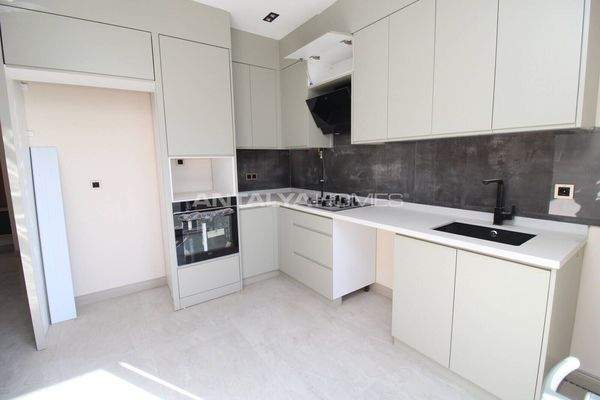 1 and 2-Bedroom Flats in a Complex with Pool in Antalya Lara