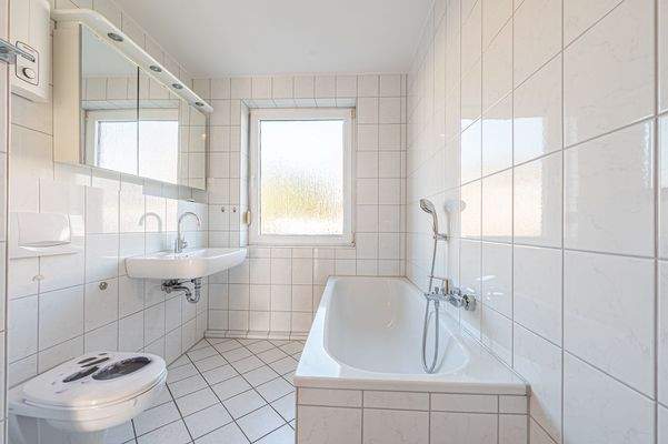 Tageslichtbad mit Badewanne