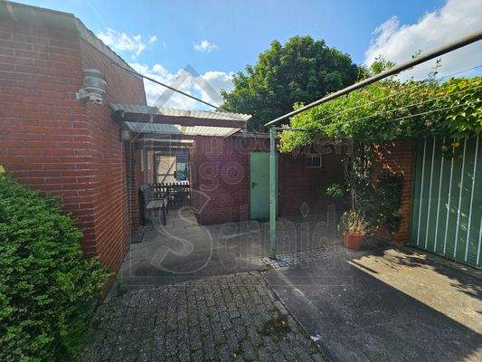 Eingang hinten & Garage