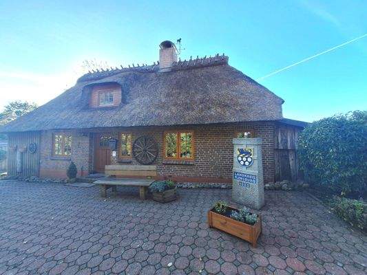 Vorderansicht der Reetkate