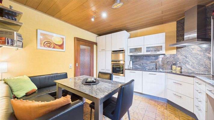 gemütliche Küche mit angrenzendem Allzweckraum