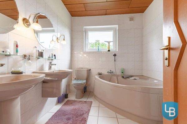 Helles Badezimmer mit großer Eckbadewanne