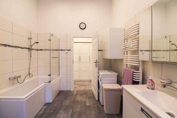 Badezimmer mit Tür zum Flur