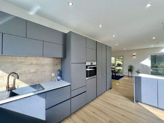 Moderne Einbauküche, perfekt integriert in den Woh