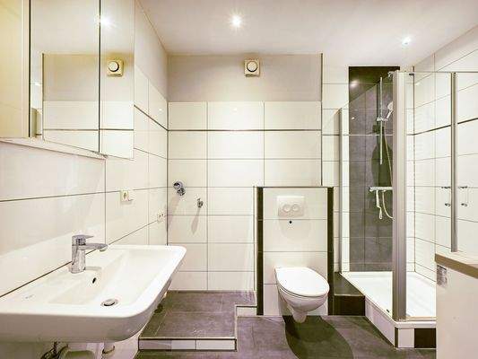 Badezimmer mit Dusche