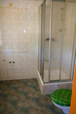 24 Fensterbad im KG mit WC und WT.JPG