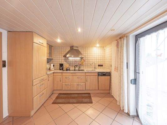 Tageslichtküche mit Einbauküche