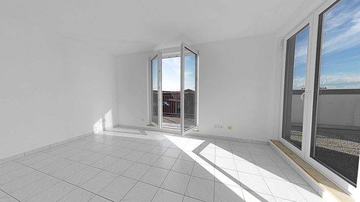 lichtdurchflutetes Wohnzimmer