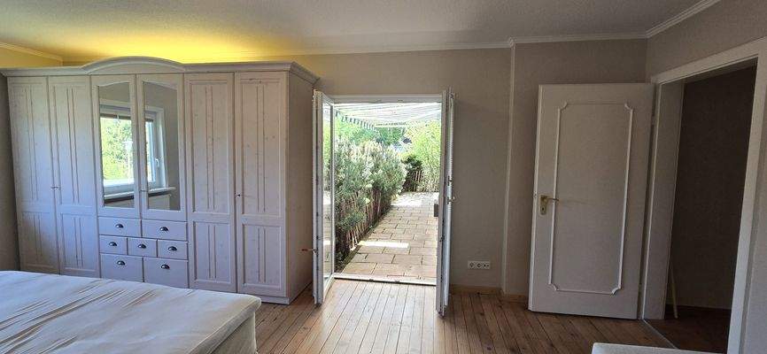 17. Schlafzimmerdurchgang zur Terrasse.jpg