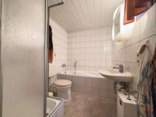 Bad mit Wanne und Dusche