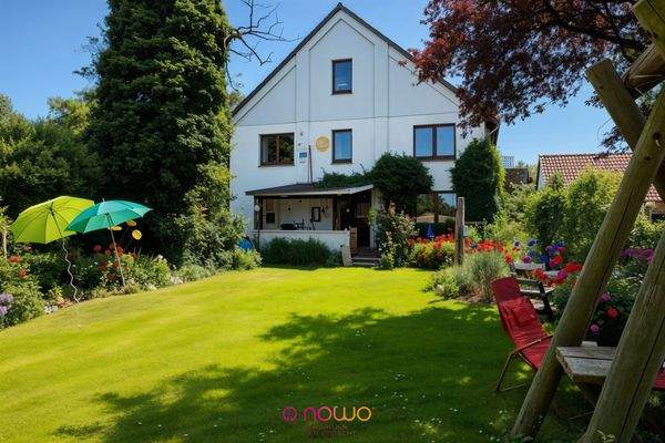 Gartenseite mit überdachter Terrasse