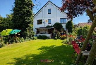 Gartenseite mit überdachter Terrasse