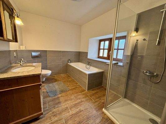 Bad im EG: mit Wanne und Dusche