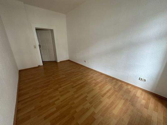 Leere Wohnung mit Holzboden