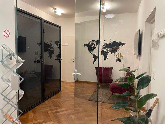 Eingangsbereich mit Warteplatz und Fonboxen