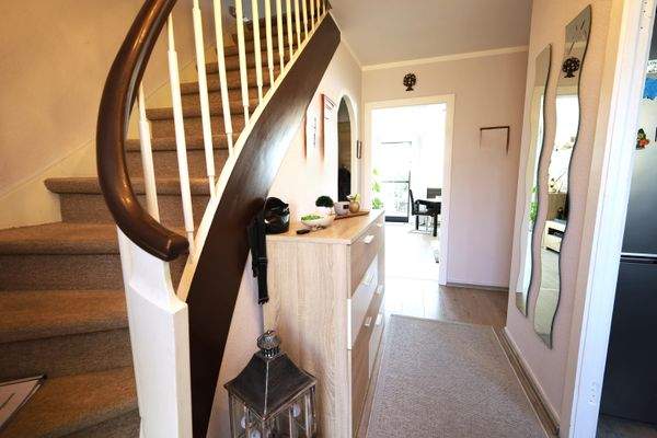 Eingangsbereich und Treppe ins Obergeschoss