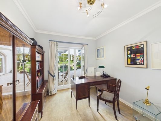 praktisches Arbeitszimmer