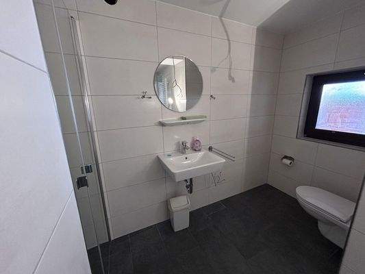 frisch renoviertes Duschbad 