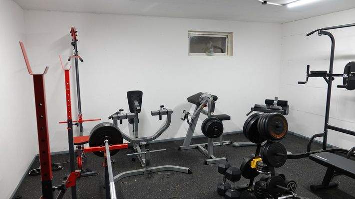 Fitnessbereich im Keller