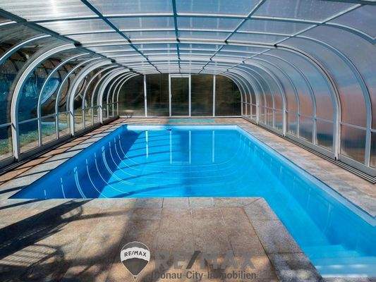 überdachter Pool innen