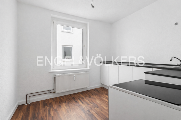 Küche mit Fenster, geradem Arbeitsbereich und idealer Basis für eine moderne Neuinterpretation.