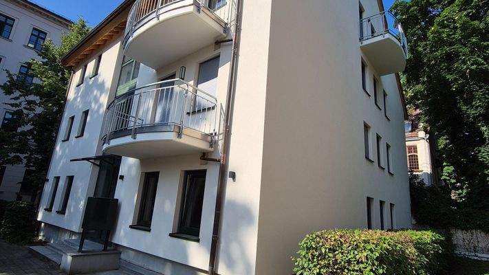 gepflegter Hausgarten im Innenbereich