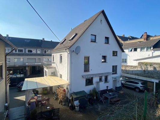 Hofansicht mit 2 Carports