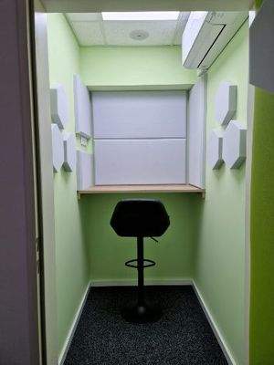 Klimatisierte & schalloptimierte Telefonbox