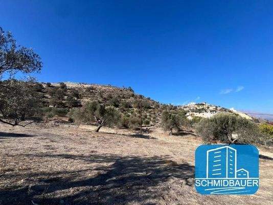 Kreta, Kamilari: Grundstück mit Blick auf das Dorf und die Berge zu verkaufen