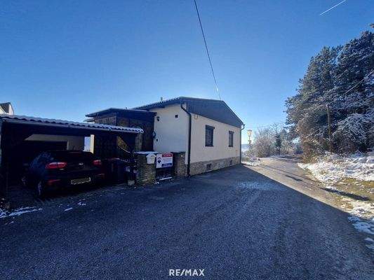 Straßenansicht mit Carport und Garage