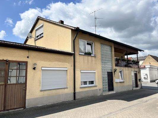 Nordostansicht mit Zugang Haus und Nebengebäude