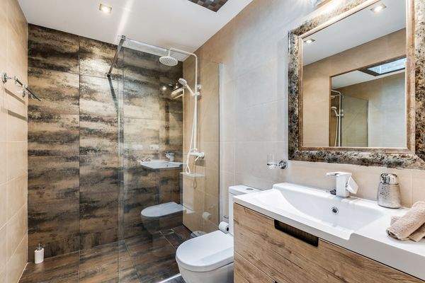 Badezimmer mit Dusche