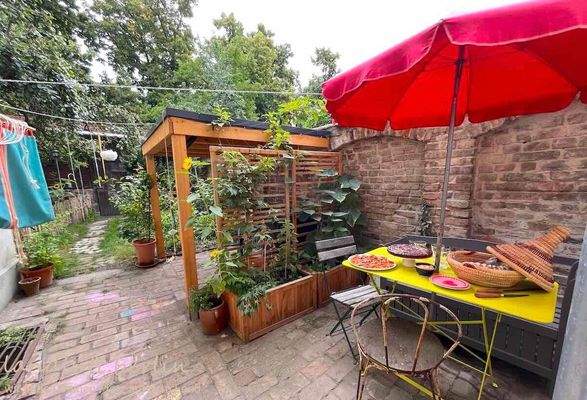 Essplatz und Fahrradschuppen.jpeg