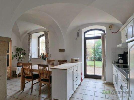 Blick zu Küche und Terrassenausgang