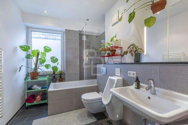 Modernes Bad mit stilvollen Details