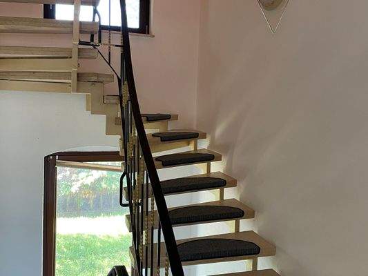 offene Treppe vom Keller-Dachgeschoß