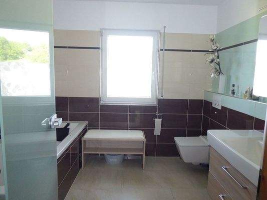 großzügiges Tageslichtbad