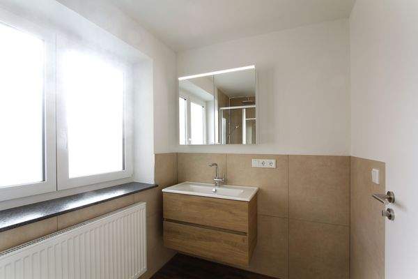 ... ins Badezimmer mit Dusche...