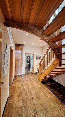 10 EG-Flur mit Holztreppe zum OG 145035.jpg