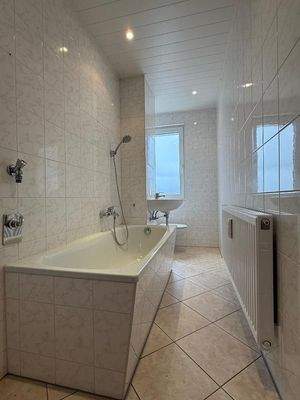 Badezimmer mit Fenster/Wanne/WM-Anschluss