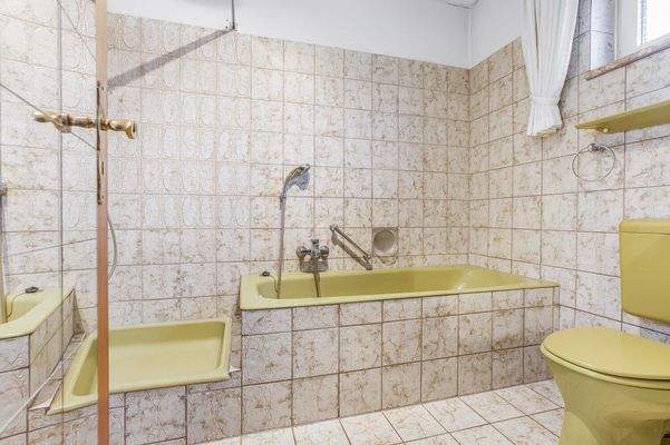 Vollbad mit Badewanne und Dusche im Erdgeschoss 