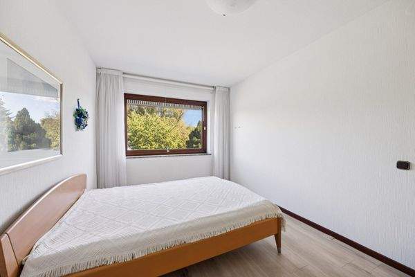 Schlafzimmer im Erdgeschoss mit Blick in den Garten