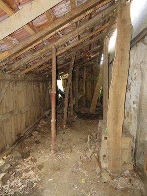 im angebauten Holzschuppen 