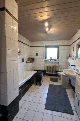 Tageslichtbad mit Badewanne und Dusche