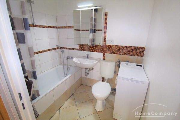 Bad mit Wanne und Waschmaschine