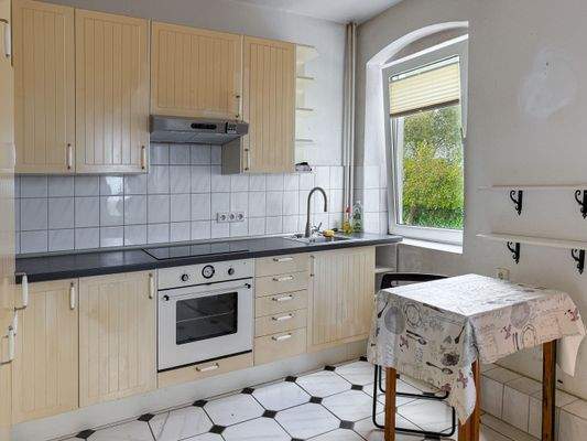 Die Küche mit direktem Gartenzugang durch den Hauswirtschaftsraum.