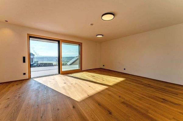 Großzügige Fensterflächen durchfluten die Wohnung mit Tageslicht