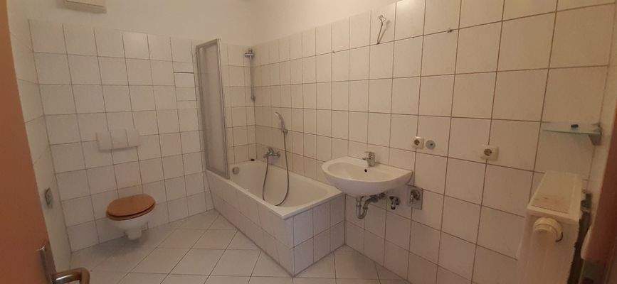 Bad  mit Wanne und WM-Anschluss